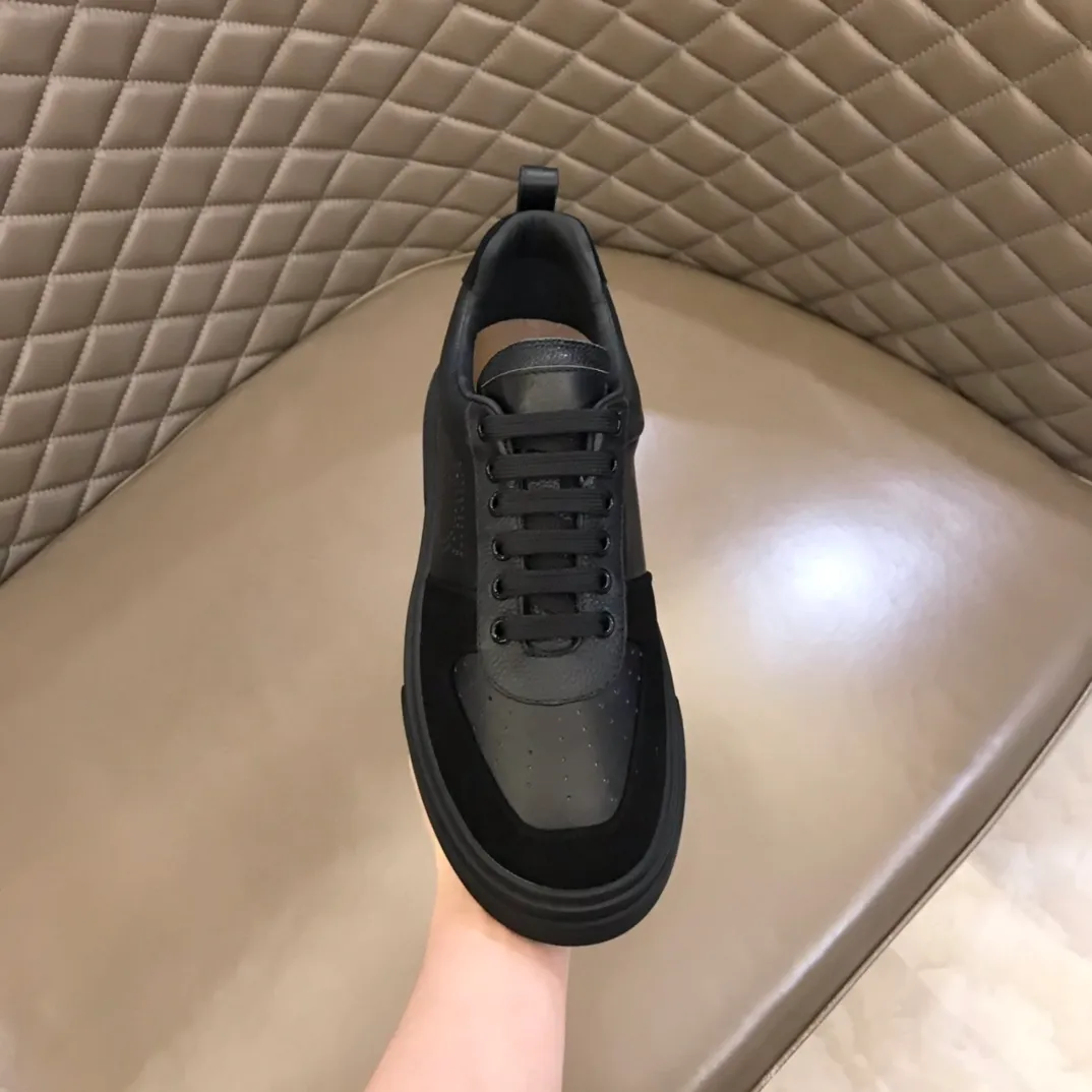 p420 "Salvatore Ferraga**" men's low-cut fashion sneakers. This casual shoe has a novel structure and is made of soft calfskin. The contrasting color elements on the upper highlight the bold and avant-garde atmosphere. The first-layer cowhide lining is high-end and comfortable. Energetic and fresh, these shoes can be worn with casual looks or add a touch of street style to elegant trousers.  Size: 38-44